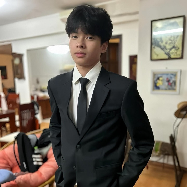 Ở tuổi 16, Trần Tú sở hữu chiều cao nổi trội cùng thần thái chuẩn "soái ca" khiến nhiều khán giả phải trầm trồ.