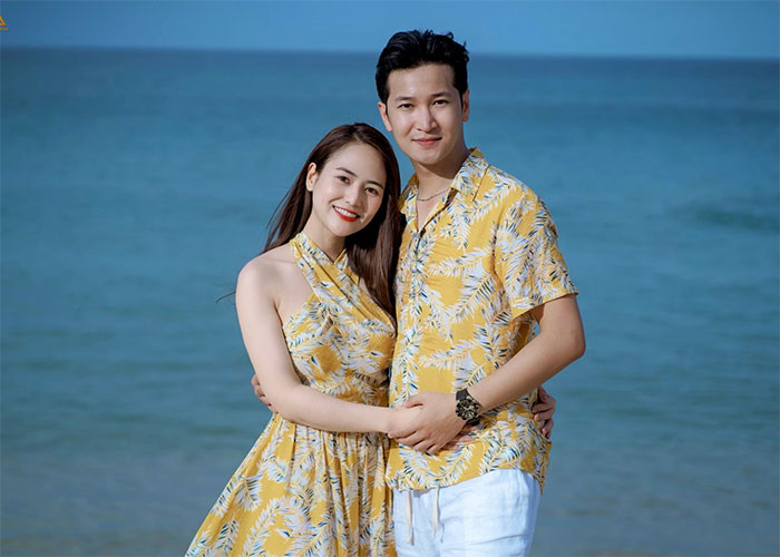 "Chúng tôi yêu nhau được 7 năm rồi, từ thời đại học. Năm sau, chúng tôi sẽ tổ chức hôn lễ. Nếu không vì dịch, tôi định cưới từ 2020. Sau đó, tôi lại bận nhiều lịch nên hoãn đến bây giờ. Tôi cũng là kiểu phụ nữ của gia đình, nếu không phải đi đâu ra ngoài thì chỉ thích ở nhà", Việt Hoa chia sẻ với Zing.