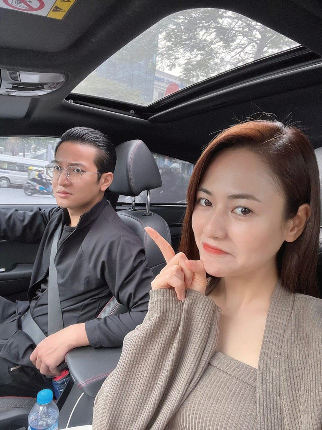 Nữ diễn viên quê Yên Bái cho biết cô luôn cảm thấy may mắn khi có bạn trai cùng nghề vì anh luôn thấu hiểu, cổ vũ mình trên con đường sự nghiệp.
