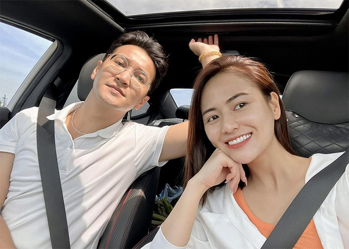 "Nếu bạn trai ghen chắc tôi không thể theo nghề được. Gần như ngày nào anh cũng đưa đón tôi đi làm. Bạn đồng hành của Hoa cũng giống Hoa đều là những người suy nghĩ tích cực. Khi có tinh thần thoải mái, mình mới có thể làm tốt mọi việc được", Việt Hoa chia sẻ với Tiền Phong.