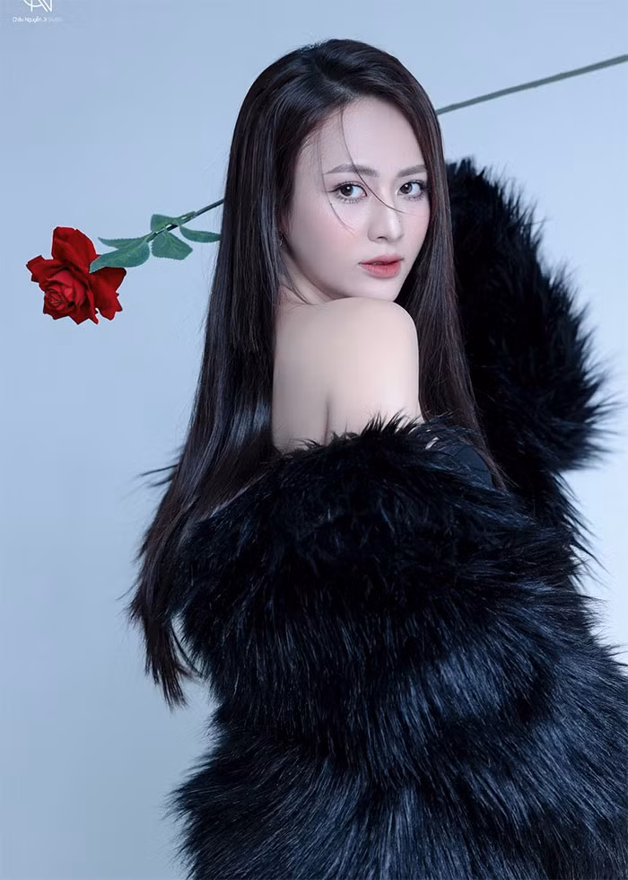 Diễn viên Việt Hoa gây ấn tượng trong một số phim truyền hình Việt gần đây như: Cô gái nhà người ta, Trở về giữa yêu thương, Hương vị tình thân, Anh có phải đàn ông không, Thông gia ngõ hẹp, Dưới bóng cây hạnh phúc, Nơi giấc mơ tìm về và mới đây nhất là Mình yêu nhau, bình yên thôi.