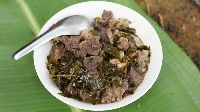 Thịt trâu nấu lá lồm cũng là món ăn đặc sản Mộc Châu. Thịt trâu phải lựa phần gân, phần thịt bụng và có một chút phần da, nấu cùng với lá lồm - một loại lá đặc trưng của vùng Tây Bắc.