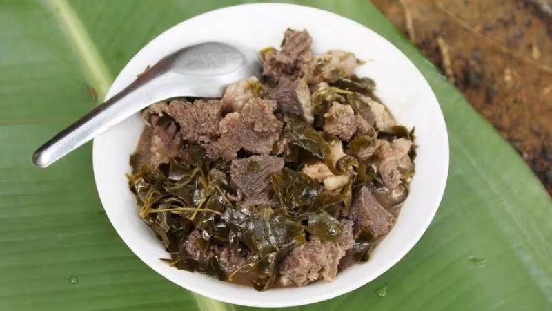 Thịt trâu nấu lá lồm cũng là món ăn đặc sản Mộc Châu. Thịt trâu phải lựa phần gân, phần thịt bụng và có một chút phần da, nấu cùng với lá lồm - một loại lá đặc trưng của vùng Tây Bắc.