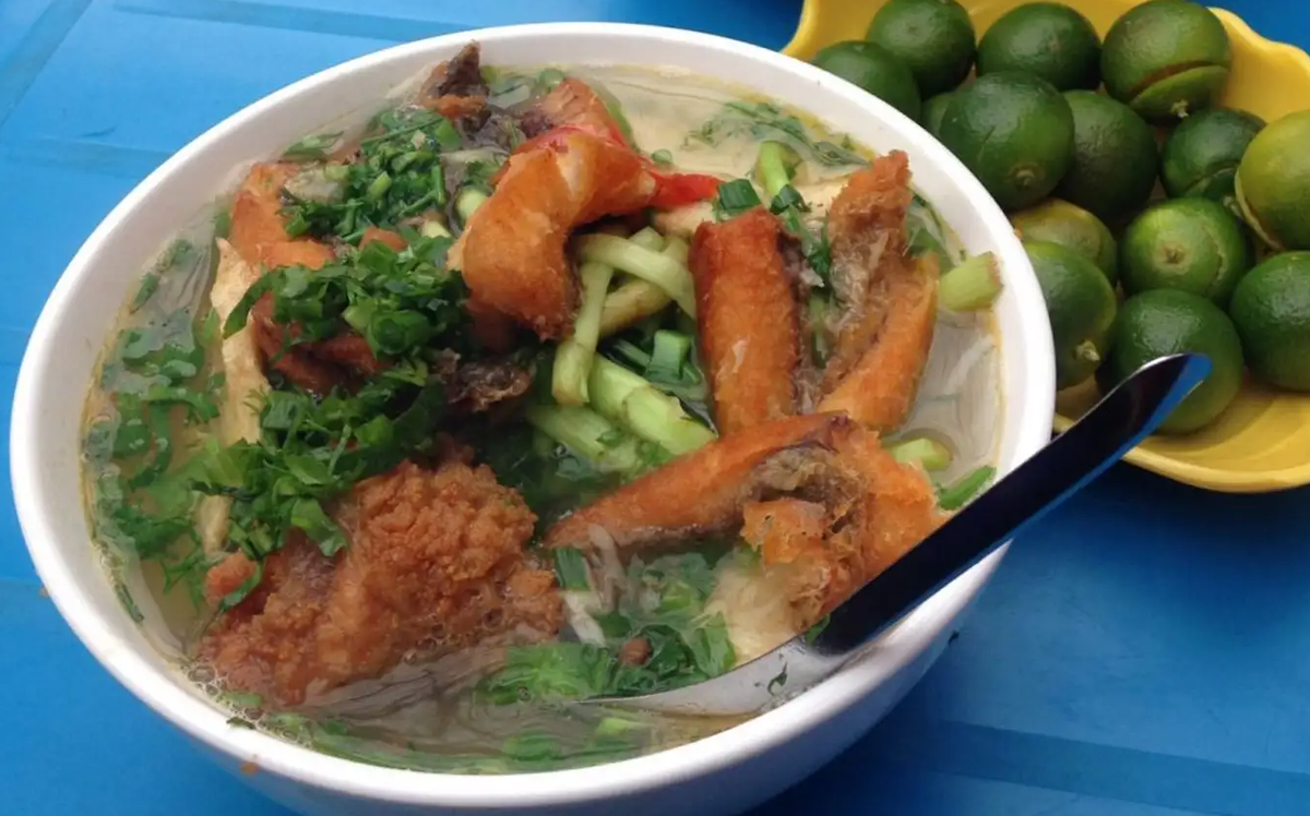 Bún cá lóc ăn tại Mộc Châu sẽ tìm thấy được hương vị khác biệt. Món ăn này sẽ có đầy đủ bún, dọc mùng, thịt cá, cà chua,... mang đến hương vị cực kỳ hấp dẫn chỉ muốn ăn mãi không thôi.