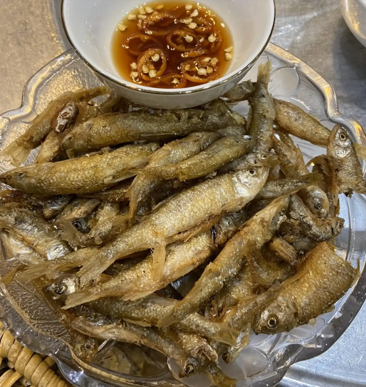 Đến Mộc Châu mùa đông du khách sẽ có cơ hội thưởng thức món cá suối trắng ngần và béo. Sau khi đem ướp người ta sẽ chiên cá trên than củi. Hương vị thịt săn chắc, tan ngay trong miệng mang đến ấn tượng khó quên trong lòng thực khách.