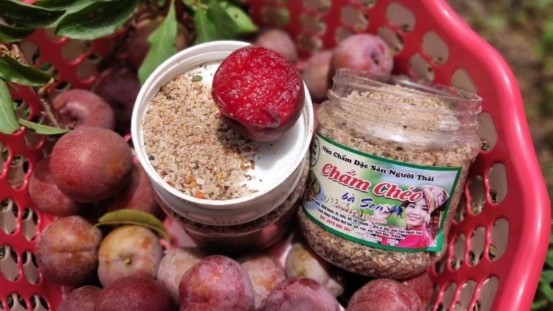 Chẩm chéo là một trong những gia vị đặc biệt của dân tộc Thái Tây. Chẩm chéo thường được dùng trong những bữa ăn hằng ngày hoặc dùng đến nêm nếm những món thịt luộc, đồ nướng và trộn với xôi.