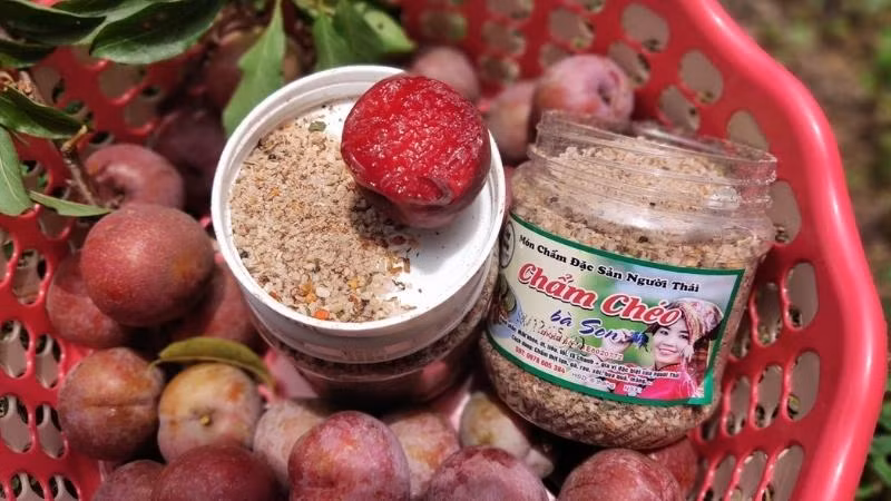 Chẩm chéo là một trong những gia vị đặc biệt của dân tộc Thái Tây. Chẩm chéo thường được dùng trong những bữa ăn hằng ngày hoặc dùng đến nêm nếm những món thịt luộc, đồ nướng và trộn với xôi.