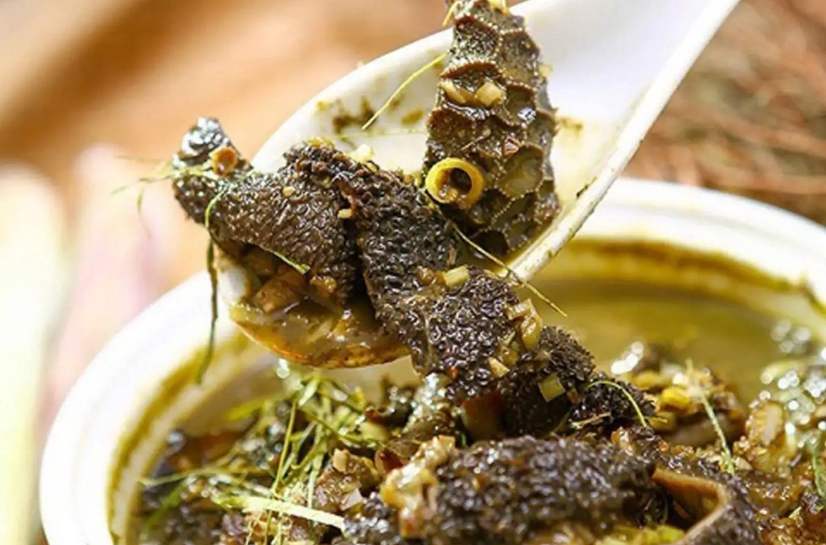 Nậm pịa là món ăn vô cùng đặc biệt tại Mộc Châu, Sơn La. Sử dụng nguyên liệu chính từ phần bạc nhạc, ruột trâu bò hay dê và đặc biệt nhất chính là phần ruột chứa cả phân non.