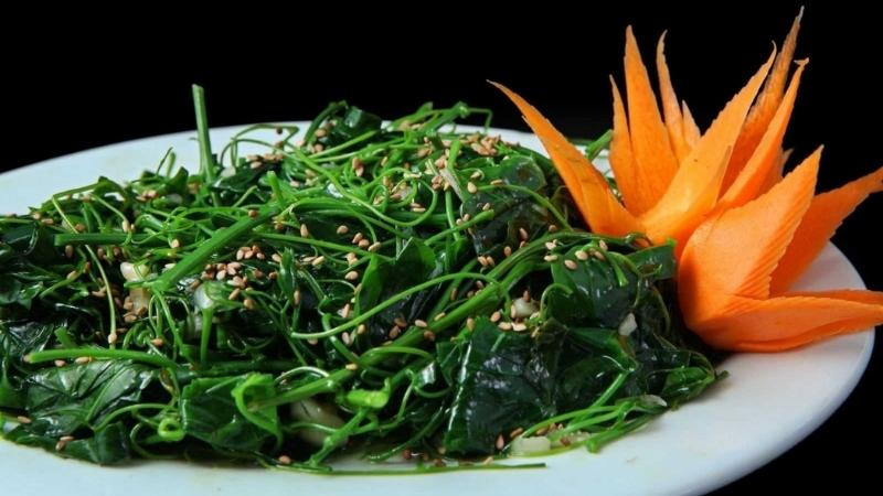 Rau tầm bóp là loại rau đặc trưng vùng Tây Bắc thường mọc dại ở những khu vực ẩm ướt. Rau khi ăn có vị đắng nhẹ nhưng càng nhai lại càng cảm nhận được độ giòn, ngọt của rau.