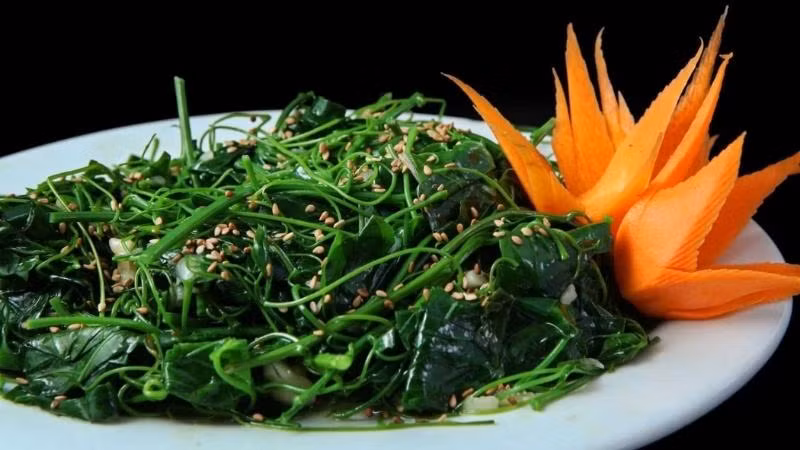 Rau tầm bóp là loại rau đặc trưng vùng Tây Bắc thường mọc dại ở những khu vực ẩm ướt. Rau khi ăn có vị đắng nhẹ nhưng càng nhai lại càng cảm nhận được độ giòn, ngọt của rau.