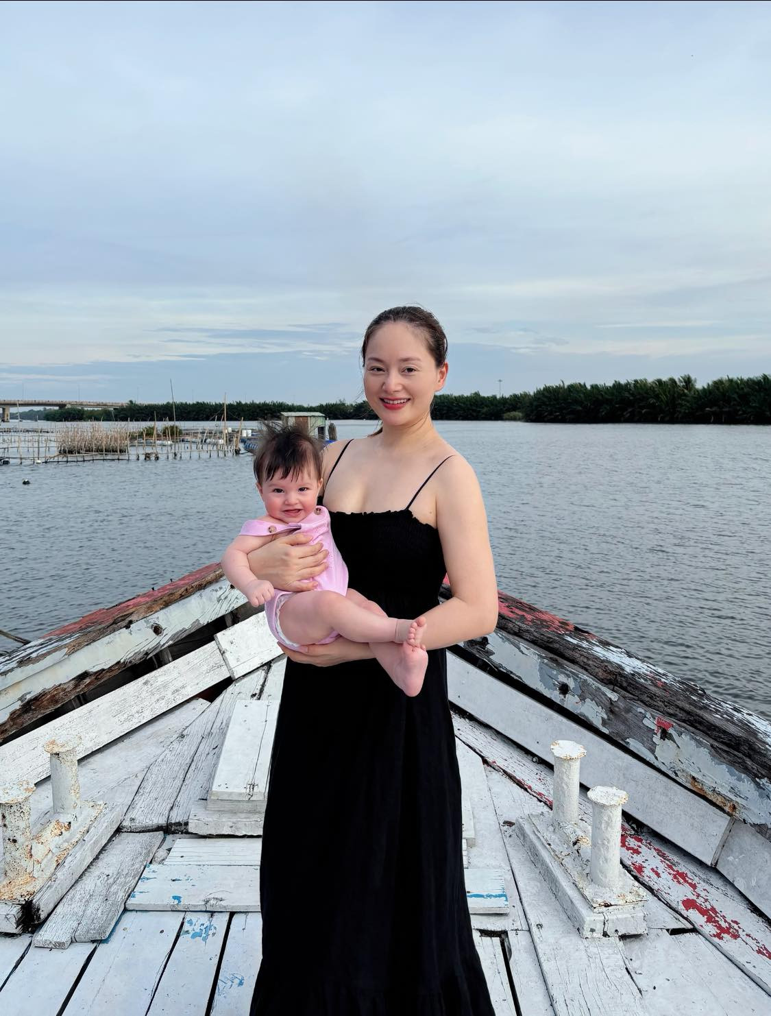 Hơn 6 tháng sau sinh, Lan Phương lấy lại thân hình thon gọn. Ảnh: FB Lan Phuong Nguyen