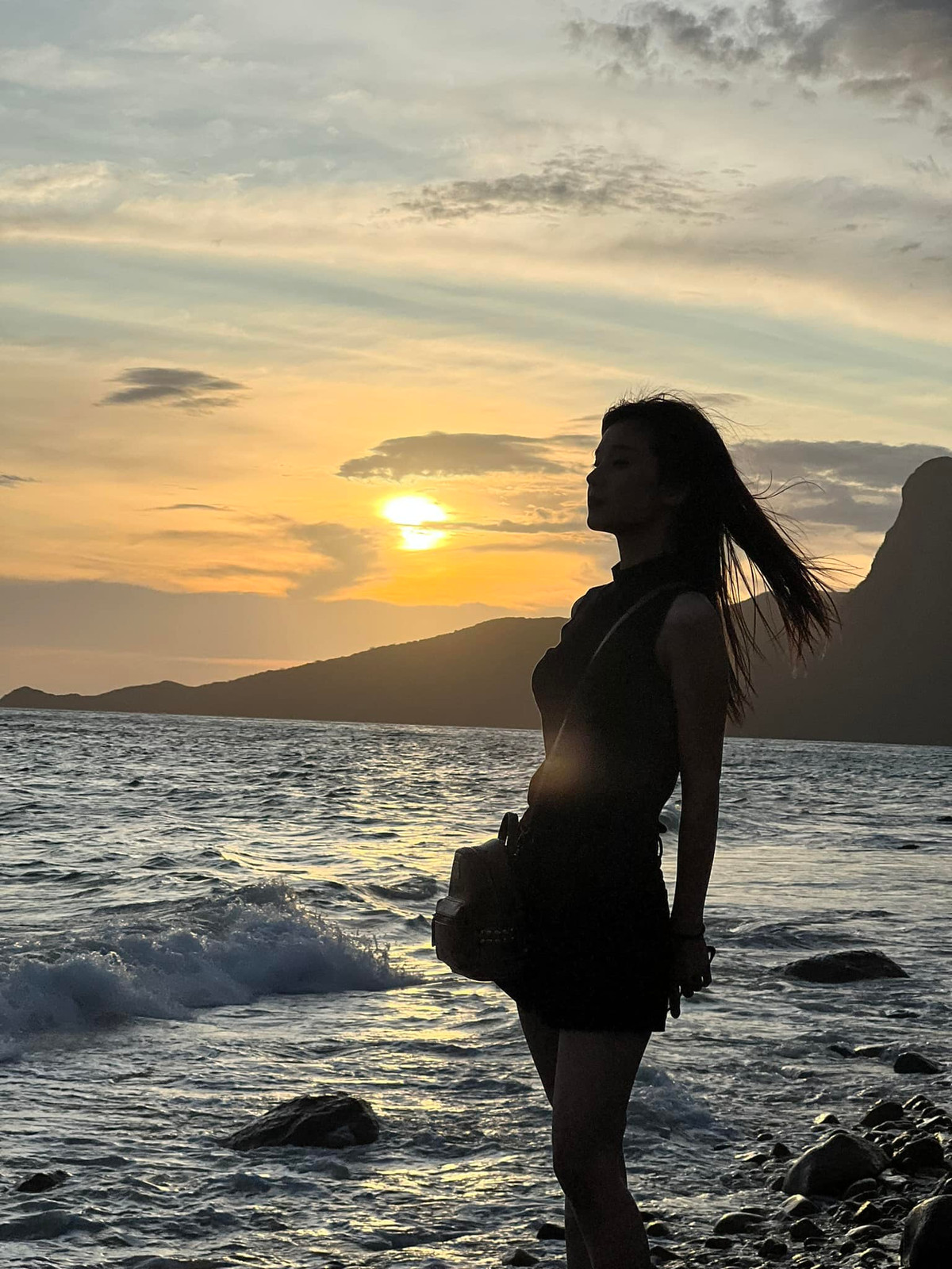 Ca sĩ Hoàng Yến chia sẻ hình ảnh ở biển, cô đính kèm dòng trạng thái: "Ngủ thôi, nay đủ vui rồi". Ảnh: FB Hoàng Yến