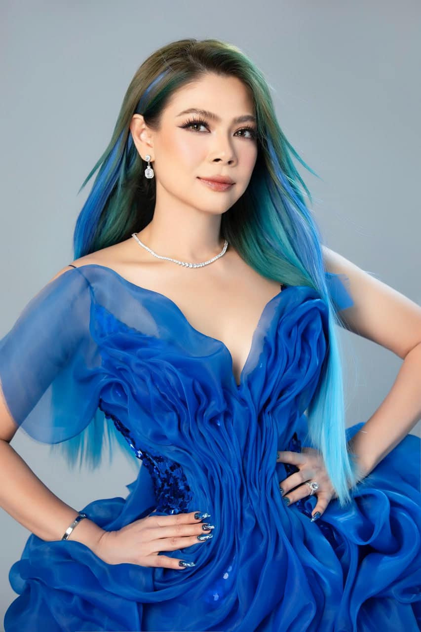 Thanh Thảo được khen trẻ ra: "Ai cũng hỏi em về Việt Nam đợt rồi là đi sửa sắc đẹp hay sao mà trẻ đẹp hẳn ra! Em cũng muốn có đủ can đảm để không sợ đau và đủ tiền để trùng tu nhan sắc lắm á, nhưng mà thôi có nhiêu xài nhiêu... Cái sự đẹp này đến từ ê-kíp xịn sò đã makeup, làm tóc, stylist, trang phục và chụp hình có tâm, có cả chỉnh hình nữa mới được vậy á!". Ảnh: FB Thanh Thảo