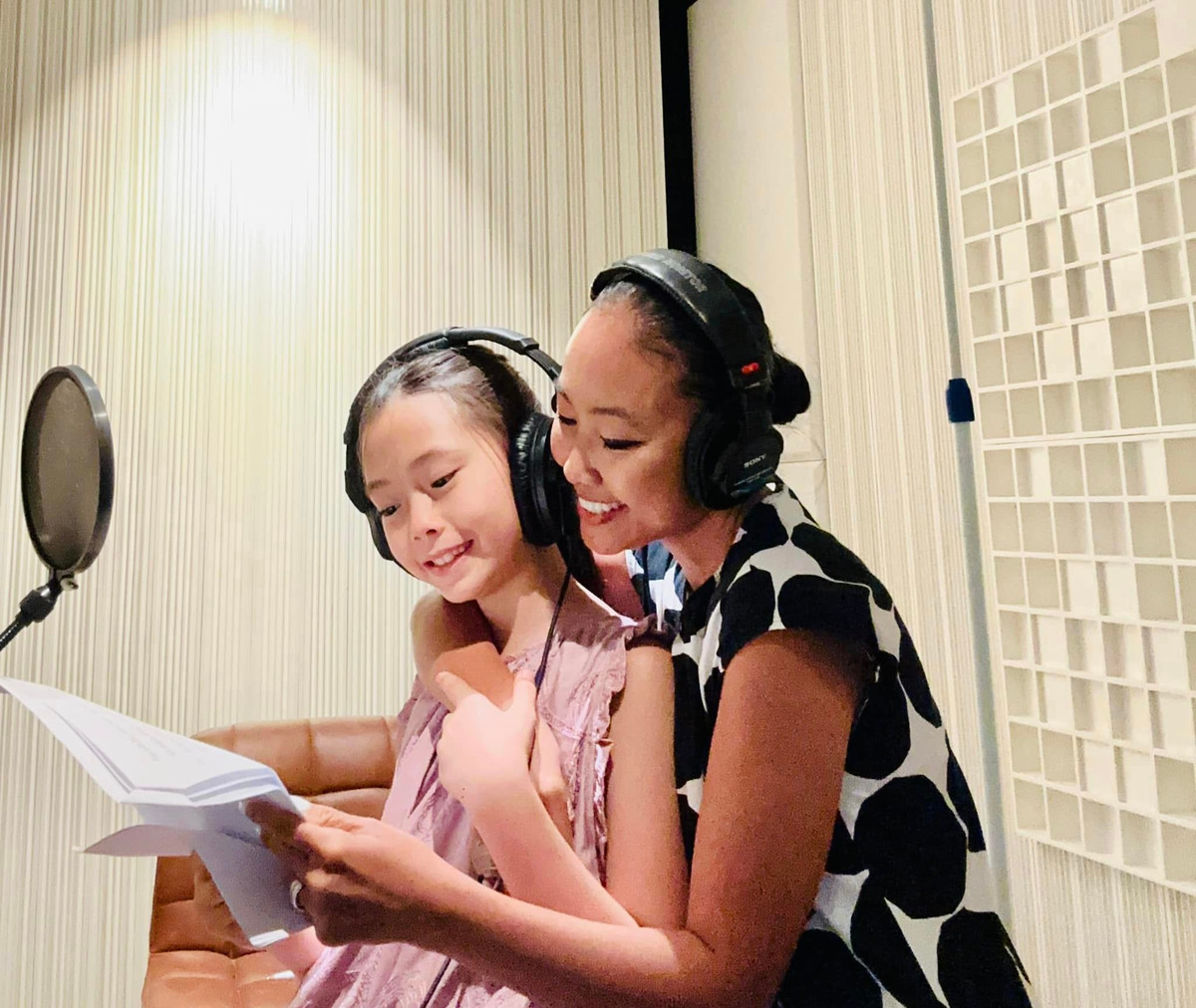 Đoan Trang cùng con gái tập hát. Đây là lần đầu tiên bé Sol được thử sức hát những ca khúc khó cả về lời bài hát lẫn giai điệu. Ảnh: FB Doan Trang