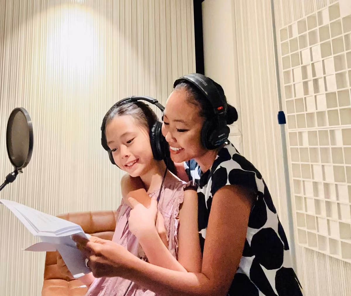 Đoan Trang cùng con gái tập hát. Đây là lần đầu tiên bé Sol được thử sức hát những ca khúc khó cả về lời bài hát lẫn giai điệu. Ảnh: FB Doan Trang