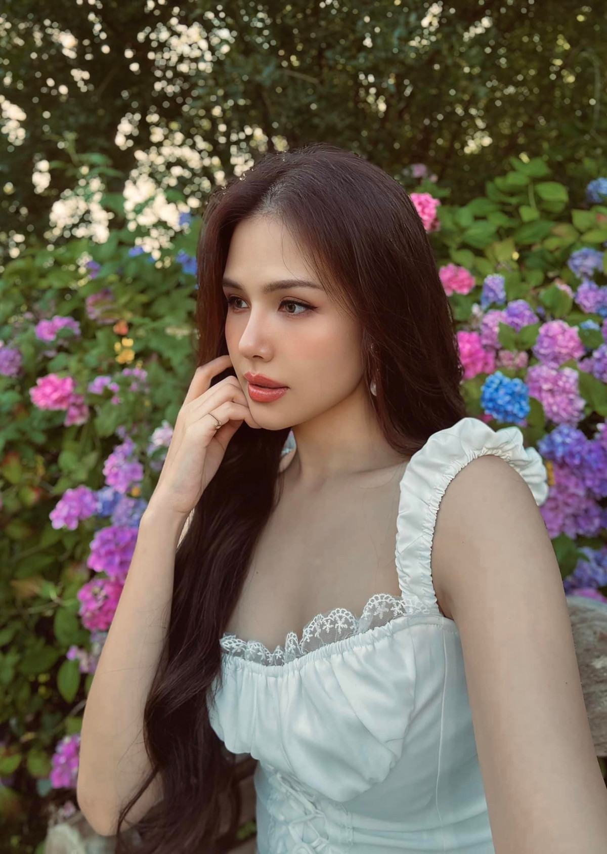 Phanh Lee thả dáng ở Anh: "Em không đủ đẹp để làm anh say nắng. Nhưng em đủ nắng để sưởi ấm trái tim anh". Ảnh: FB Phương Anh Lê