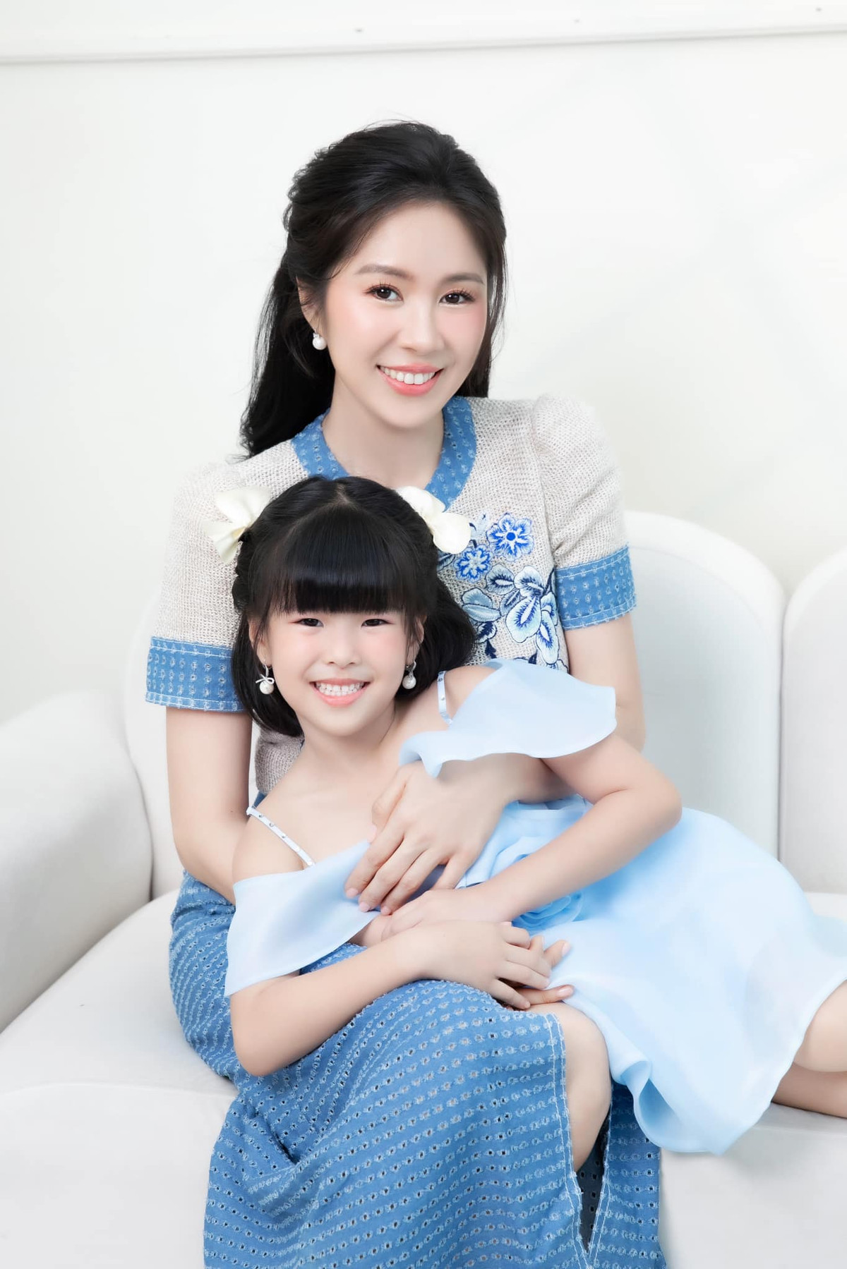 Lê Phương mừng sinh nhật: "Mới đó con đã 5 tuổi rồi. Mẹ cũng vừa tròn U40. Thật đặc biệt khi mẹ con mình sinh cùng ngày hôm nay. Cảm ơn ngoại đã sinh ra mẹ! Cảm ơn con đã đến bên cuộc đời! Chúng ta hãy luôn khoẻ mạnh, bình an và hạnh phúc nhé! Mẹ yêu con!". Ảnh: FB Lê Phương