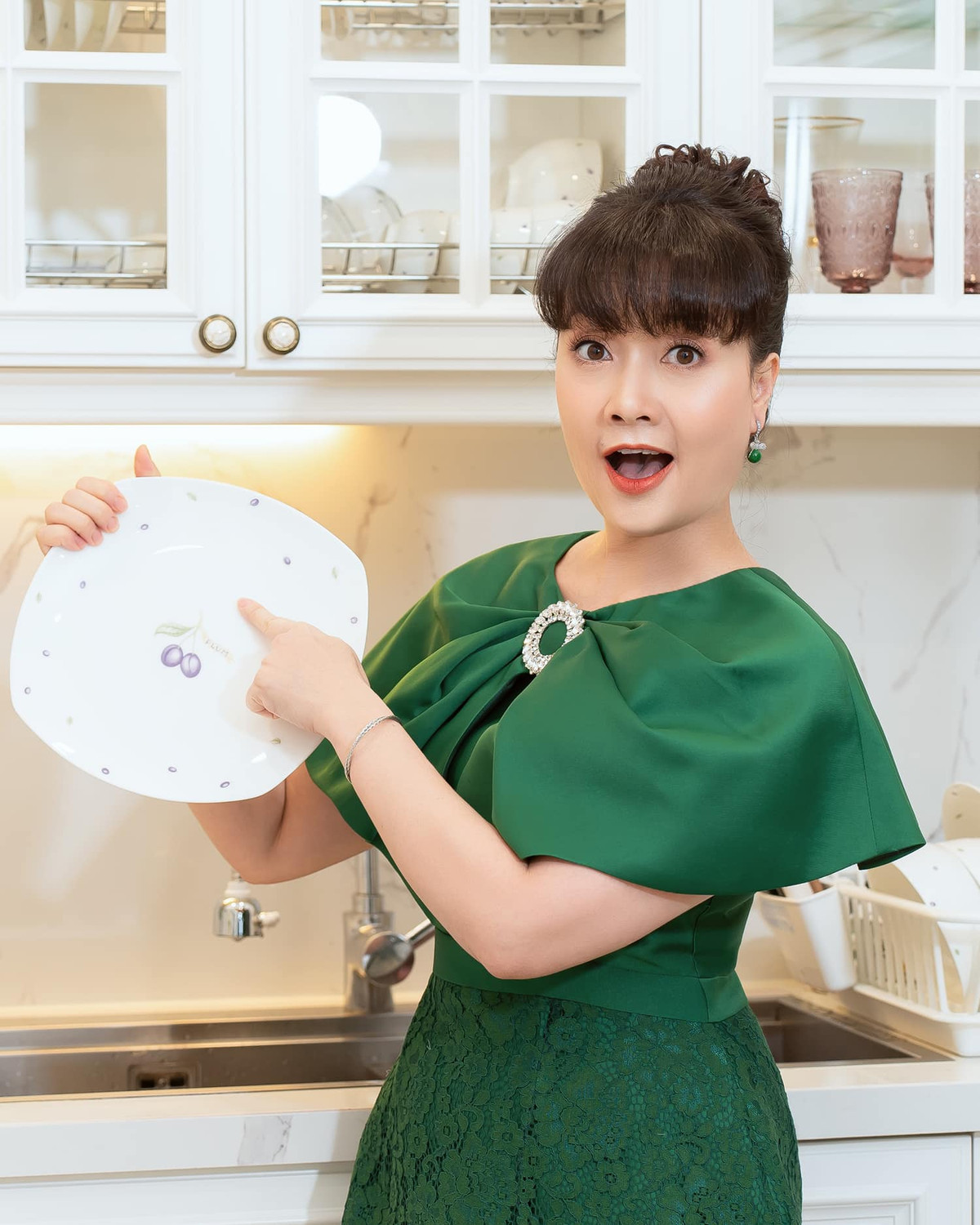 Nghệ sĩ Vân Dung hài hước chia sẻ: "Có ai thấy Chải đâu không? Mẹ nghĩ là có ai đó vội quá mà quên mất chuyện rửa bát rồi! Nhưng mẹ vẫn cười tươi chờ con về đấy". Ảnh: FB Vân Dung