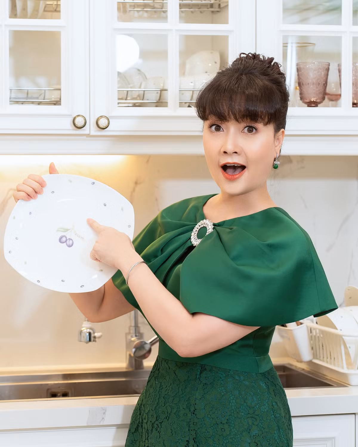 Nghệ sĩ Vân Dung hài hước chia sẻ: "Có ai thấy Chải đâu không? Mẹ nghĩ là có ai đó vội quá mà quên mất chuyện rửa bát rồi! Nhưng mẹ vẫn cười tươi chờ con về đấy". Ảnh: FB Vân Dung