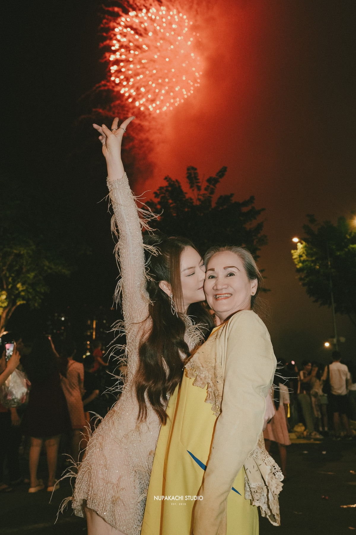 Mẹ ruột Lý Nhã Kỳ là người gốc Thái Bình. Trải qua những tháng ngày vất vả, phải làm trụ cột gia đình, mẹ ruột Lý Nhã Kỳ được các con rất biết ơn. May mắn, cả 3 con gái của bà đều là những người phụ nữ mạnh mẽ và nghị lực, vượt lên nghịch cảnh.