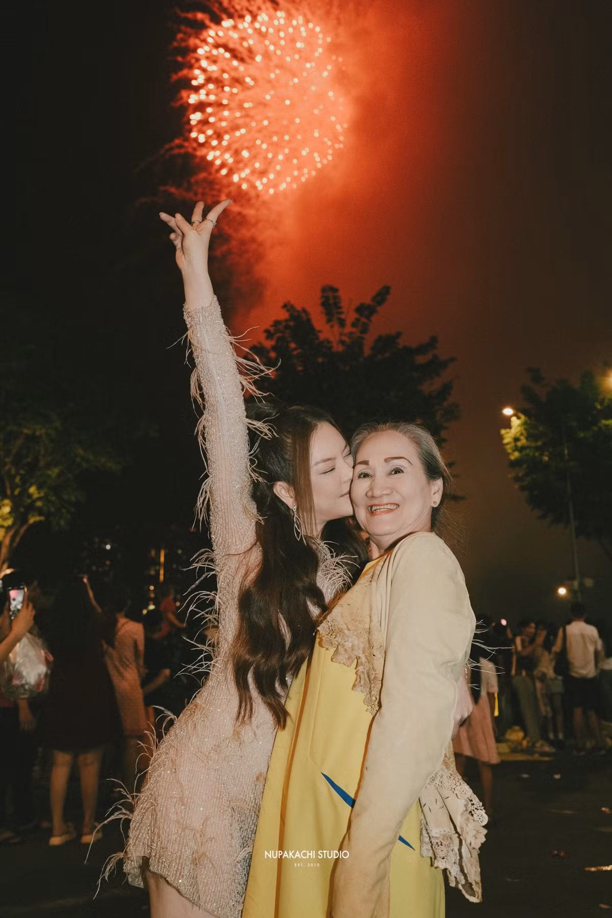 Mẹ ruột Lý Nhã Kỳ là người gốc Thái Bình. Trải qua những tháng ngày vất vả, phải làm trụ cột gia đình, mẹ ruột Lý Nhã Kỳ được các con rất biết ơn. May mắn, cả 3 con gái của bà đều là những người phụ nữ mạnh mẽ và nghị lực, vượt lên nghịch cảnh.