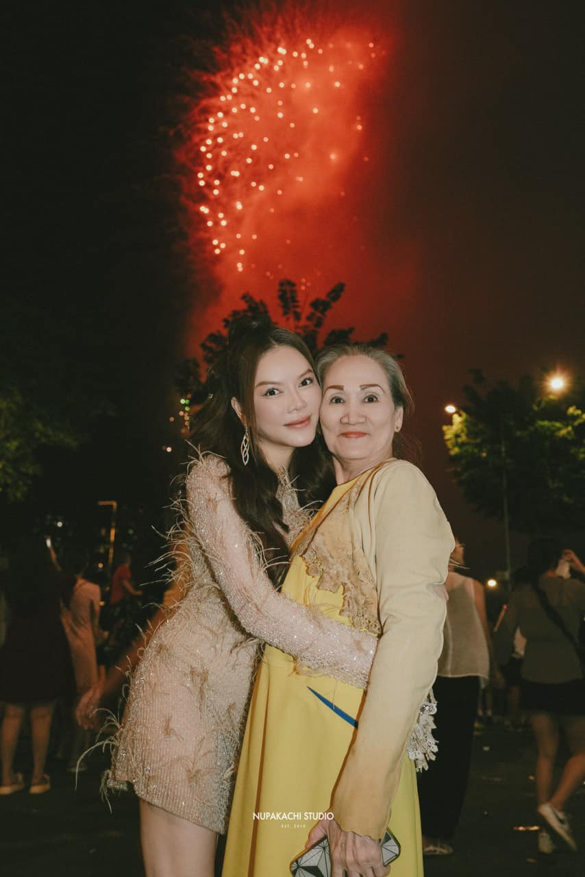  Lý Nhã Kỳ là nữ diễn viên nổi tiếng và doanh nhân thành đạt với hình ảnh "đại gia kim cương", cô luôn ghi nhận sự ảnh hưởng to lớn của mẹ ruột - bà Lê Thị Hòa - trong hành trình đi đến thành công của mình.