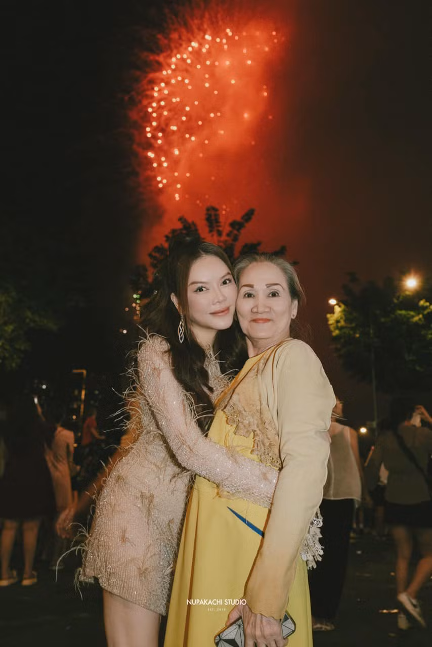  Lý Nhã Kỳ là nữ diễn viên nổi tiếng và doanh nhân thành đạt với hình ảnh "đại gia kim cương", cô luôn ghi nhận sự ảnh hưởng to lớn của mẹ ruột - bà Lê Thị Hòa - trong hành trình đi đến thành công của mình.