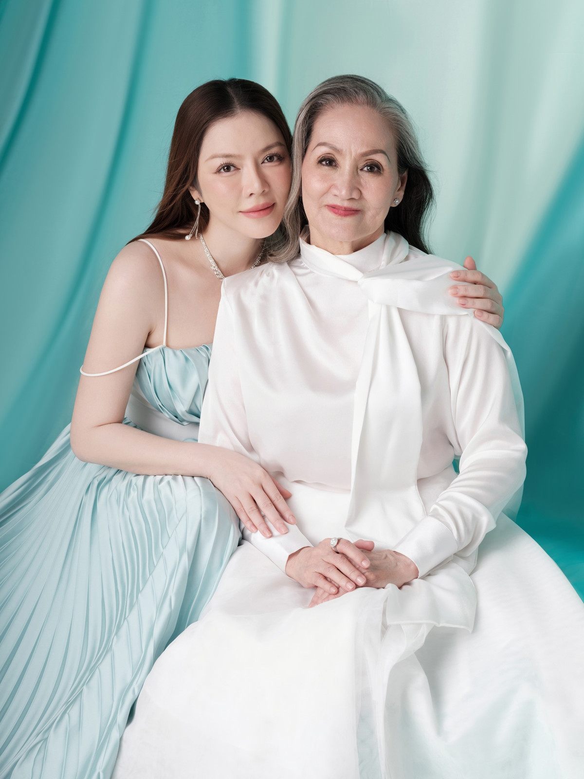 Trong những lần hiếm hoi bà xuất hiện bên cạnh con gái, nhiều người cho rằng "kiều nữ" thừa hưởng từ mẹ nhan sắc và thần thái sang trọng, quý phái.