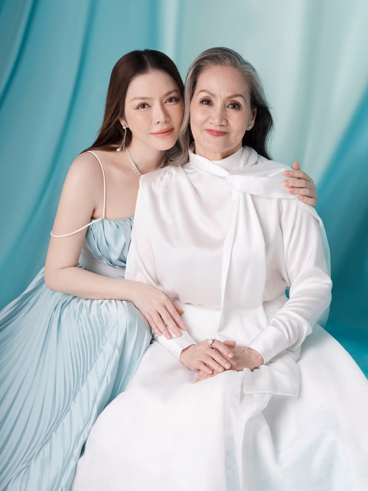 Trong những lần hiếm hoi bà xuất hiện bên cạnh con gái, nhiều người cho rằng "kiều nữ" thừa hưởng từ mẹ nhan sắc và thần thái sang trọng, quý phái.