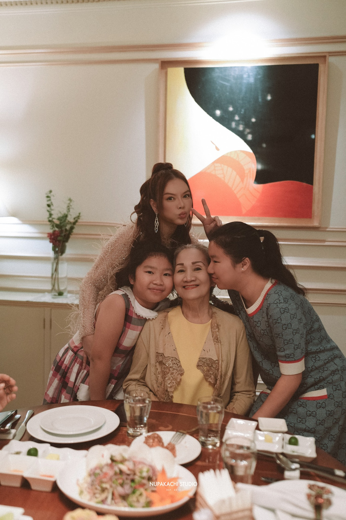 Bà tự hào khi thấy con xuất hiện trên thảm đỏ quốc tế, chăm làm từ thiện…, nhưng cũng là người căn dặn con gái đừng vì ở trên đỉnh cao mà quên đi mọi thứ.