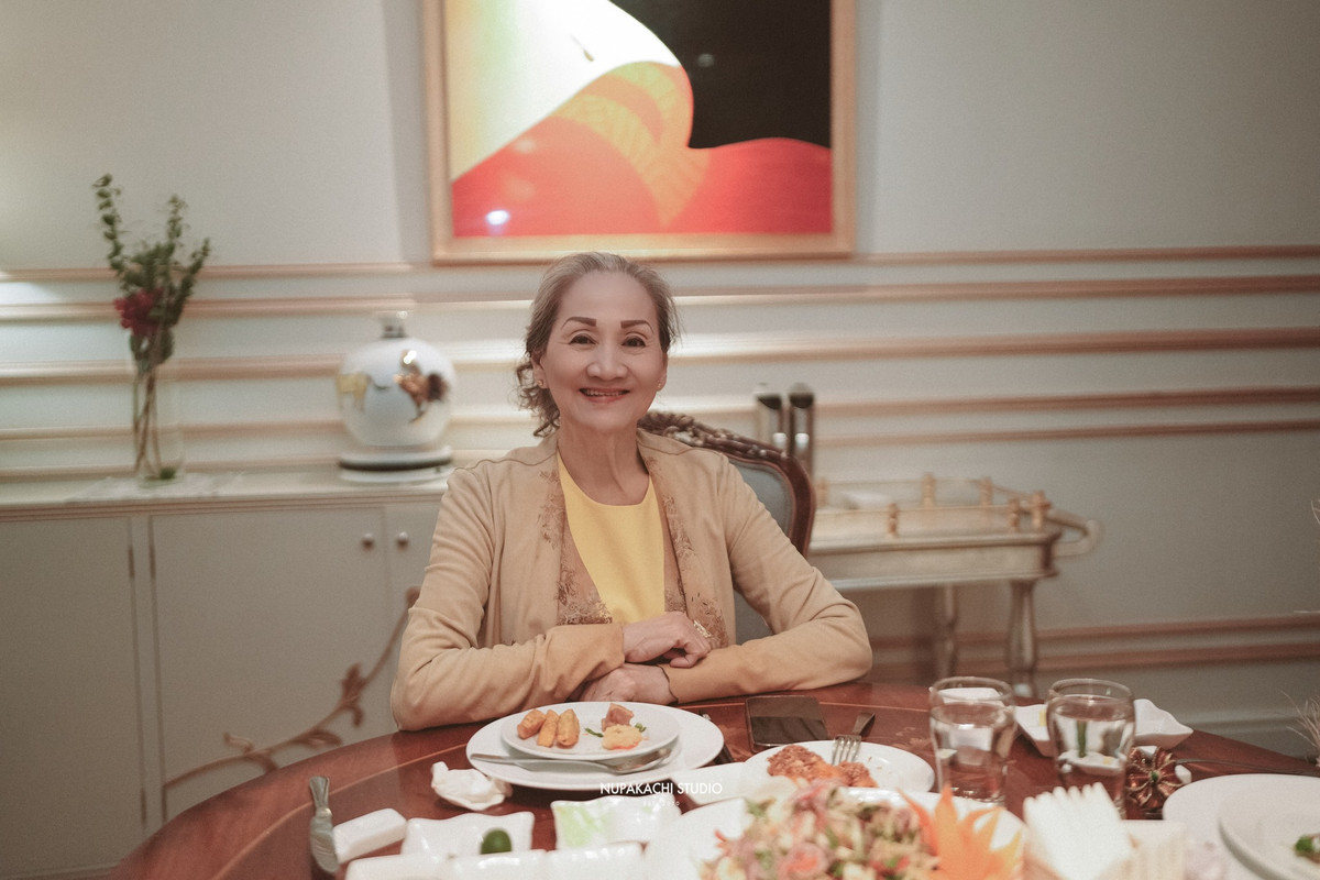 Khi Lý Nhã Kỳ bước chân vào làng giải trí, dù không theo sát công việc của con gái nhưng bà Hòa luôn ở bên động viên con những lúc mệt mỏi hay là điểm tựa mỗi khi con trở về nhà.