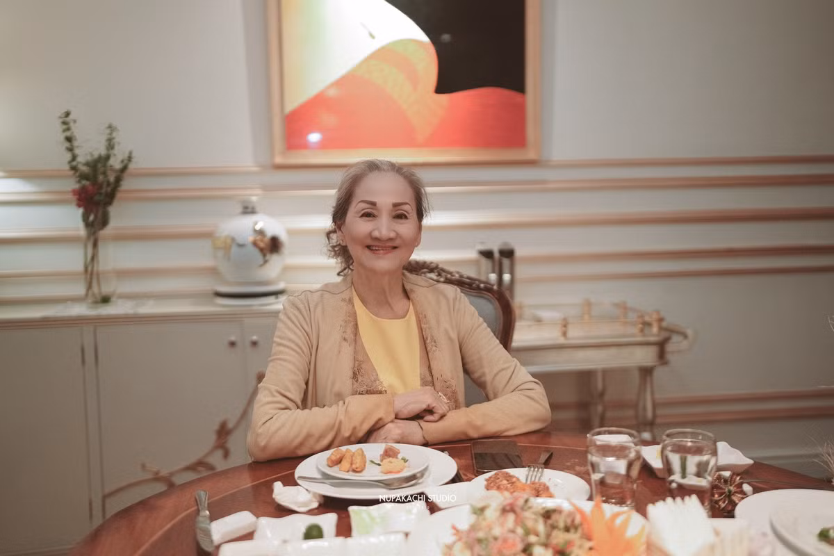 Khi Lý Nhã Kỳ bước chân vào làng giải trí, dù không theo sát công việc của con gái nhưng bà Hòa luôn ở bên động viên con những lúc mệt mỏi hay là điểm tựa mỗi khi con trở về nhà.