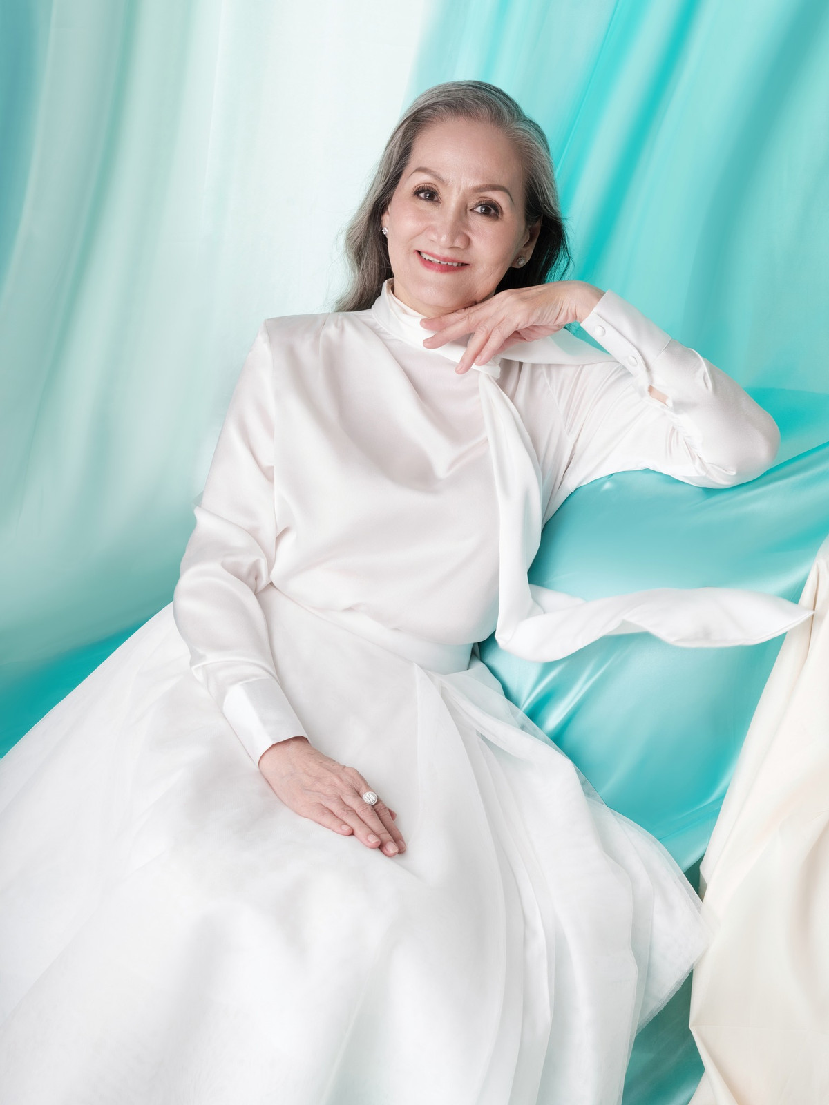 Bà Hòa luôn là chỗ dựa tinh thần vững chắc, động viên con gái theo đuổi ước mơ và không bao giờ bỏ cuộc.