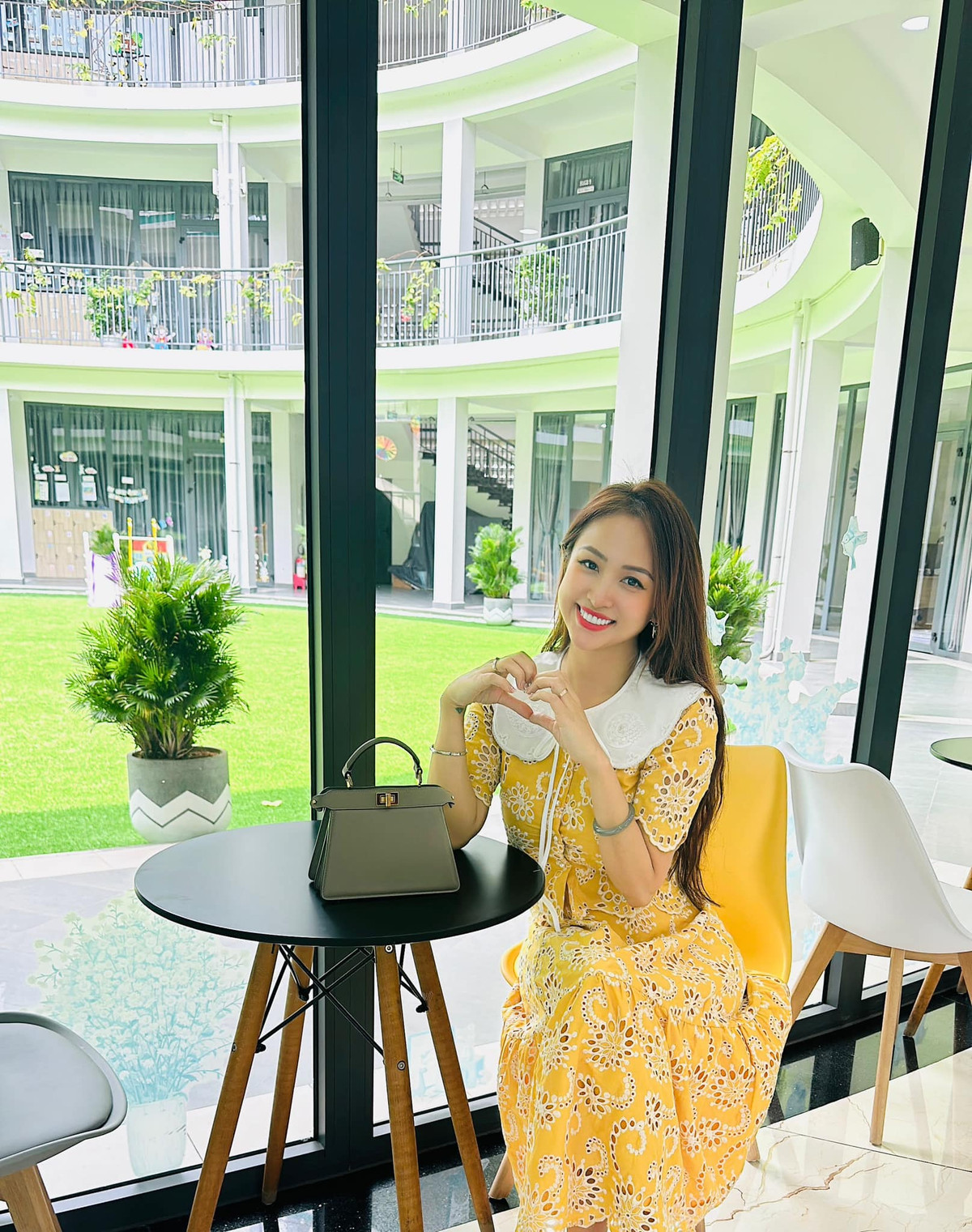 MC Vân Hugo tận hưởng thời tiết ngọt ngào của Sài Gòn. Ảnh: FB Nguyễn Thanh Vân