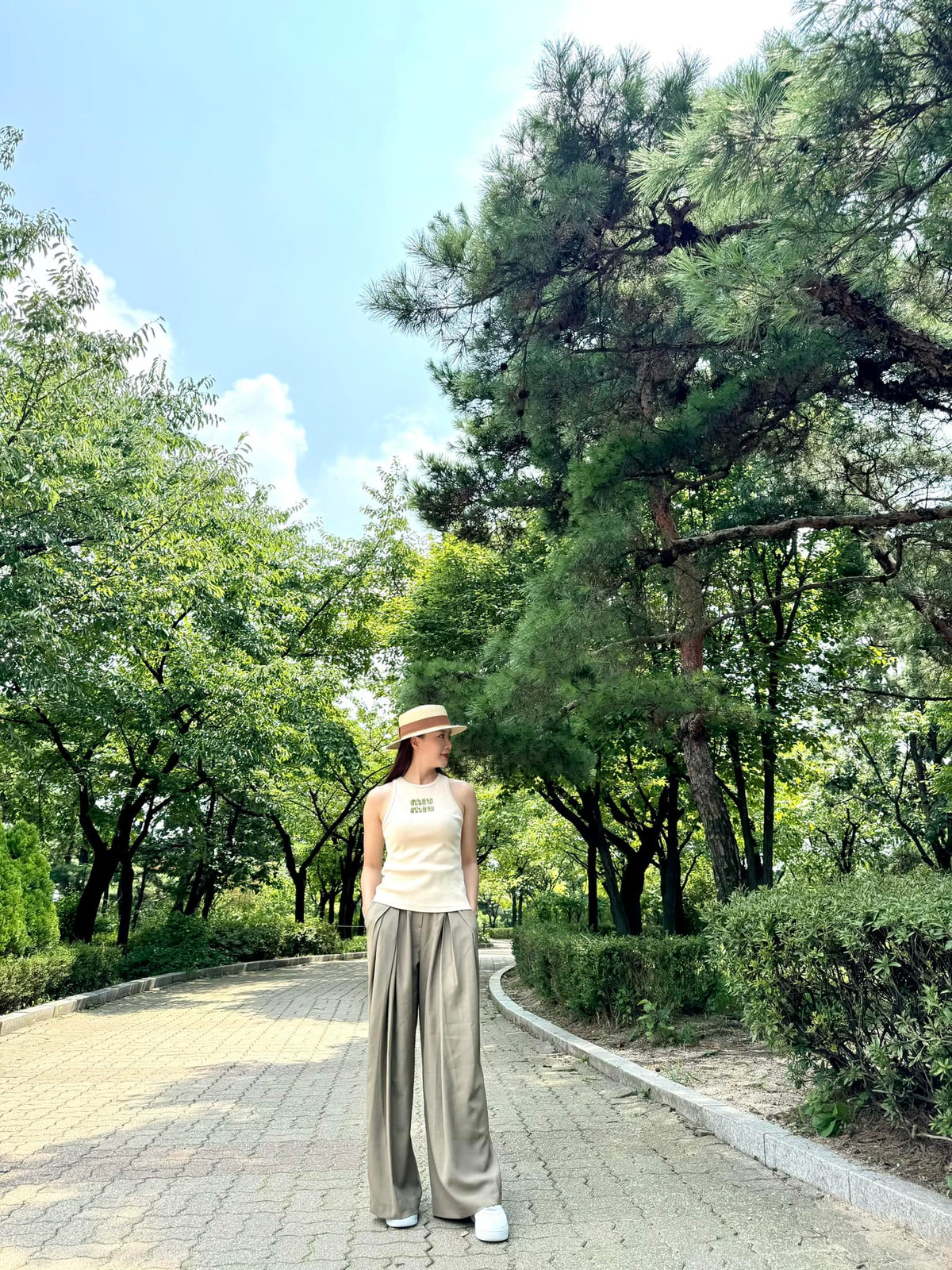 "Trời đang mưa, sấm chớp ầm ầm và ảnh của mình vẫn nắng đẹp", diễn viên Hồng Diễm viết. Ảnh: FB Nguyen Hong Diem