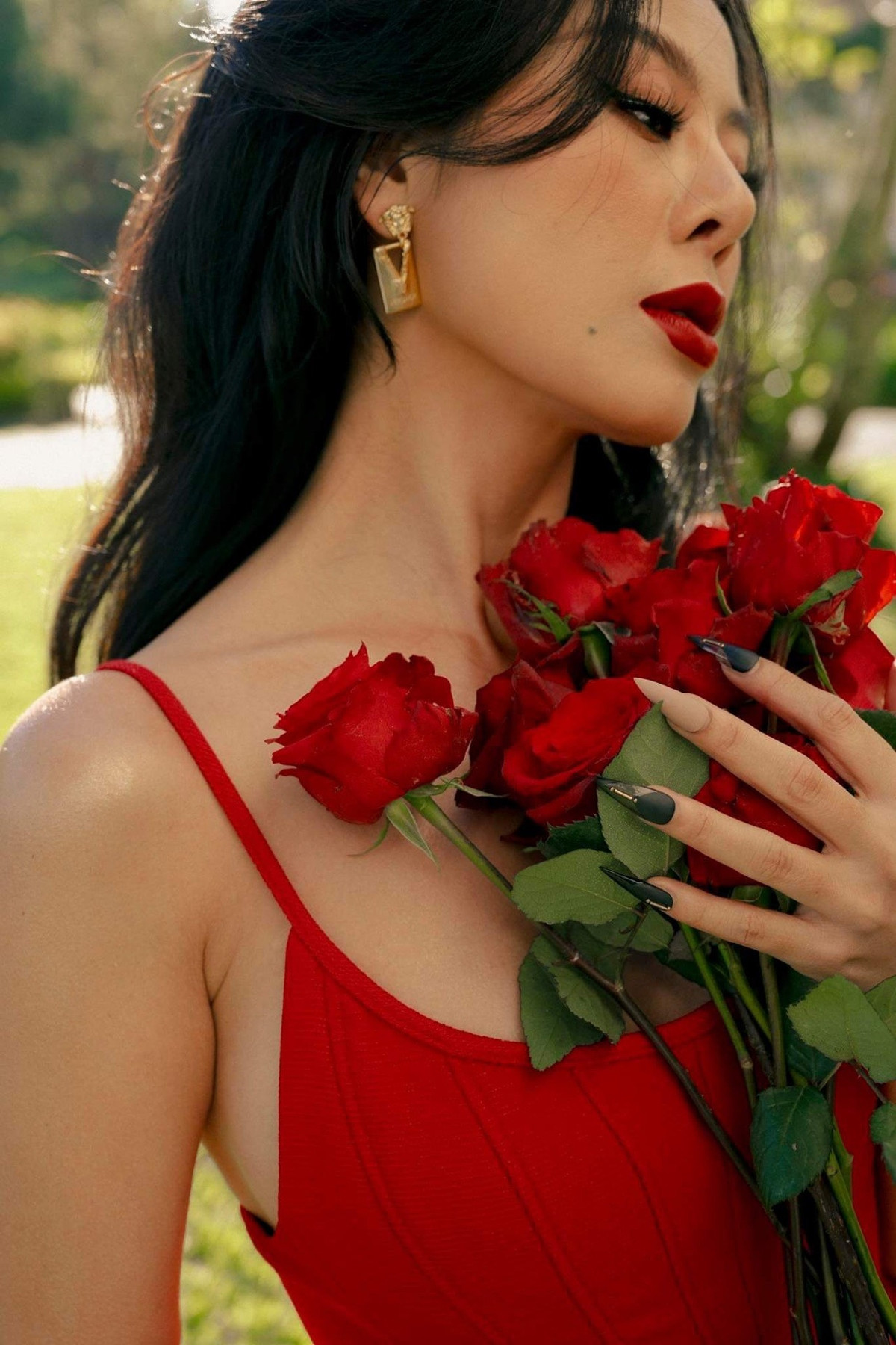 Cụ thể, một tài khoản MXH tên Z.D. bất ngờ đăng đàn tố Nam Thư có mối quan hệ ngoài luồng với đàn ông có gia đình. Đính kèm theo lời khẳng định này là hình ảnh được cho là bằng chứng cho việc nữ diễn viên từng đến homestay ở Đà Lạt và nhắn tin qua lại với chồng của chủ tài khoản Z.D. Ảnh: FB Trần Nam Thư