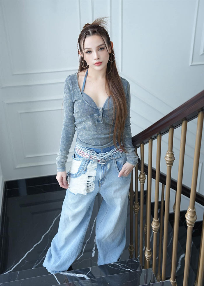 Nữ hot girl đình đám một thời trẻ hơn tuổi rất nhiều nhờ sở hữu khuôn mặt rất baby.