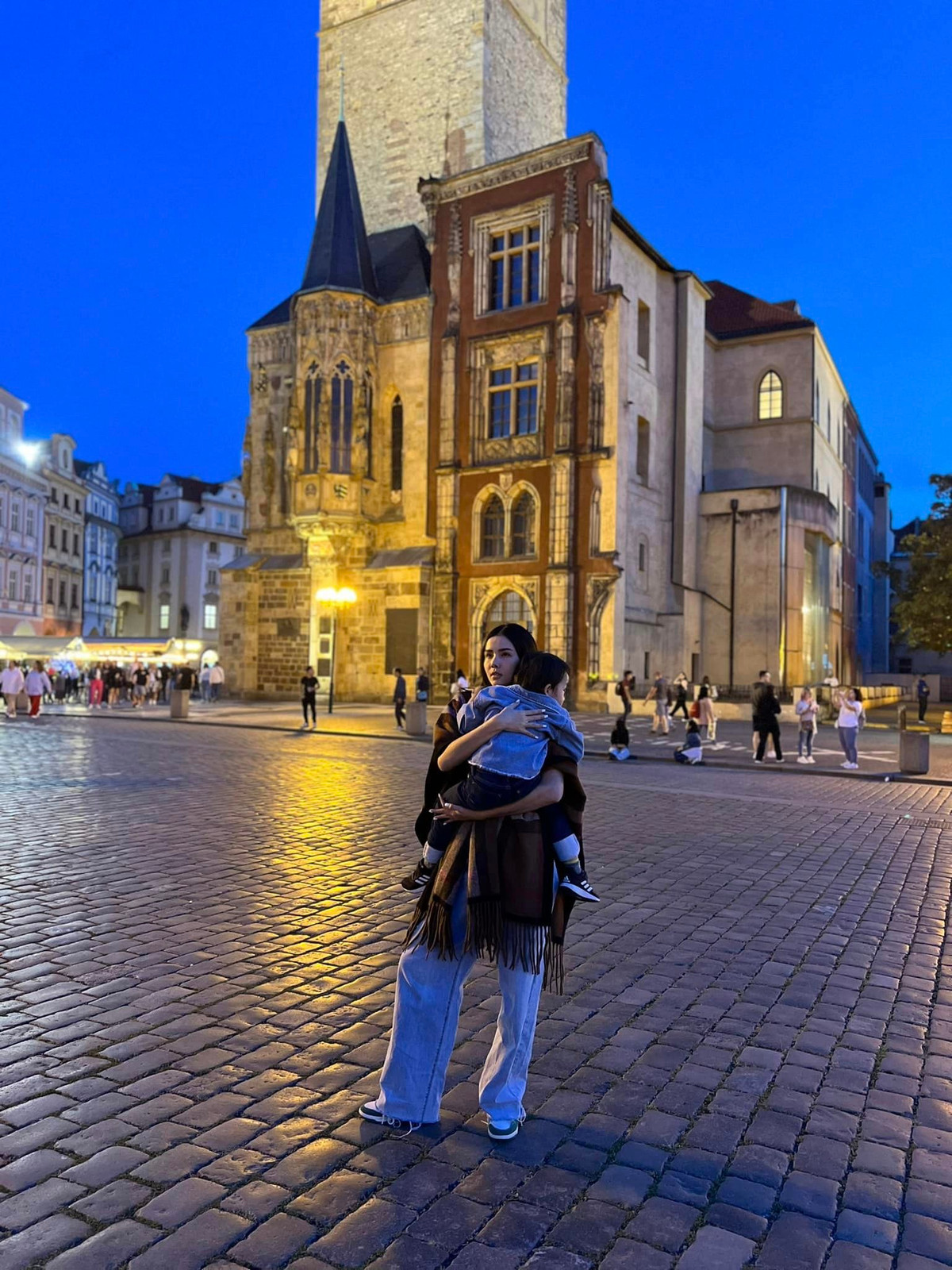 Kỳ Hân phải cảm thán vì con trai thứ hai quá bám mẹ. Ảnh: FB Han Ky Nguyen