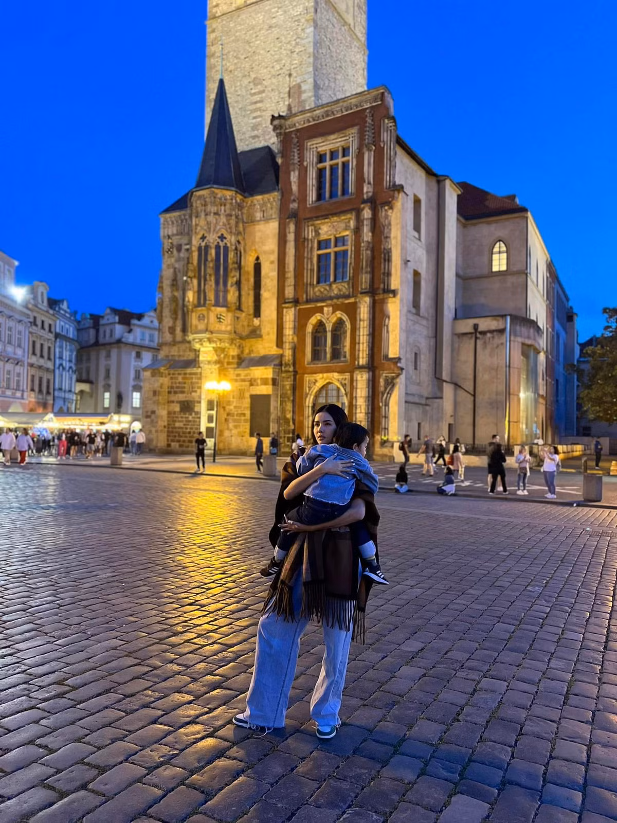 Kỳ Hân phải cảm thán vì con trai thứ hai quá bám mẹ. Ảnh: FB Han Ky Nguyen