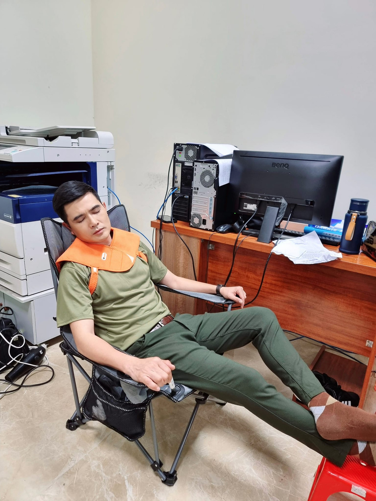 Quang Sự tranh thủ ngủ trong lúc tạm nghỉ quay. Ảnh: FB Quang Sự