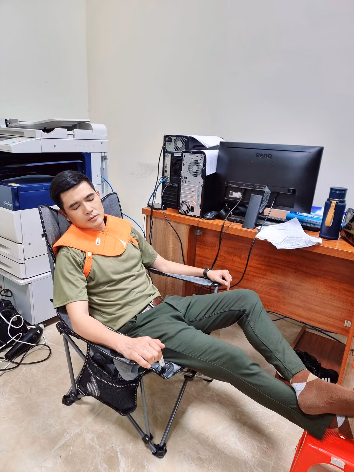 Quang Sự tranh thủ ngủ trong lúc tạm nghỉ quay. Ảnh: FB Quang Sự