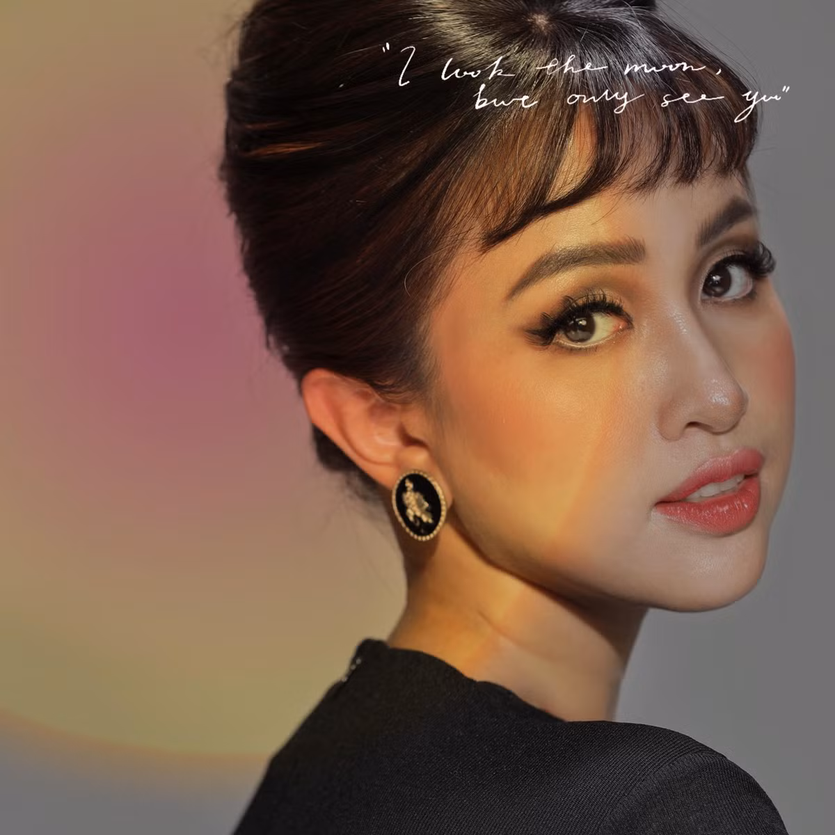 MC Vân Hugo thay ảnh đại diện, khoe vẻ đẹp cổ điển. Ảnh: FB Nguyễn Thanh Vân