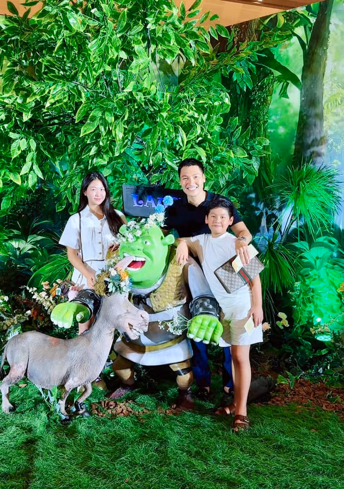 Mạnh Trường dành thời gian cho con. Ảnh: FB Nguyen Manh Truong