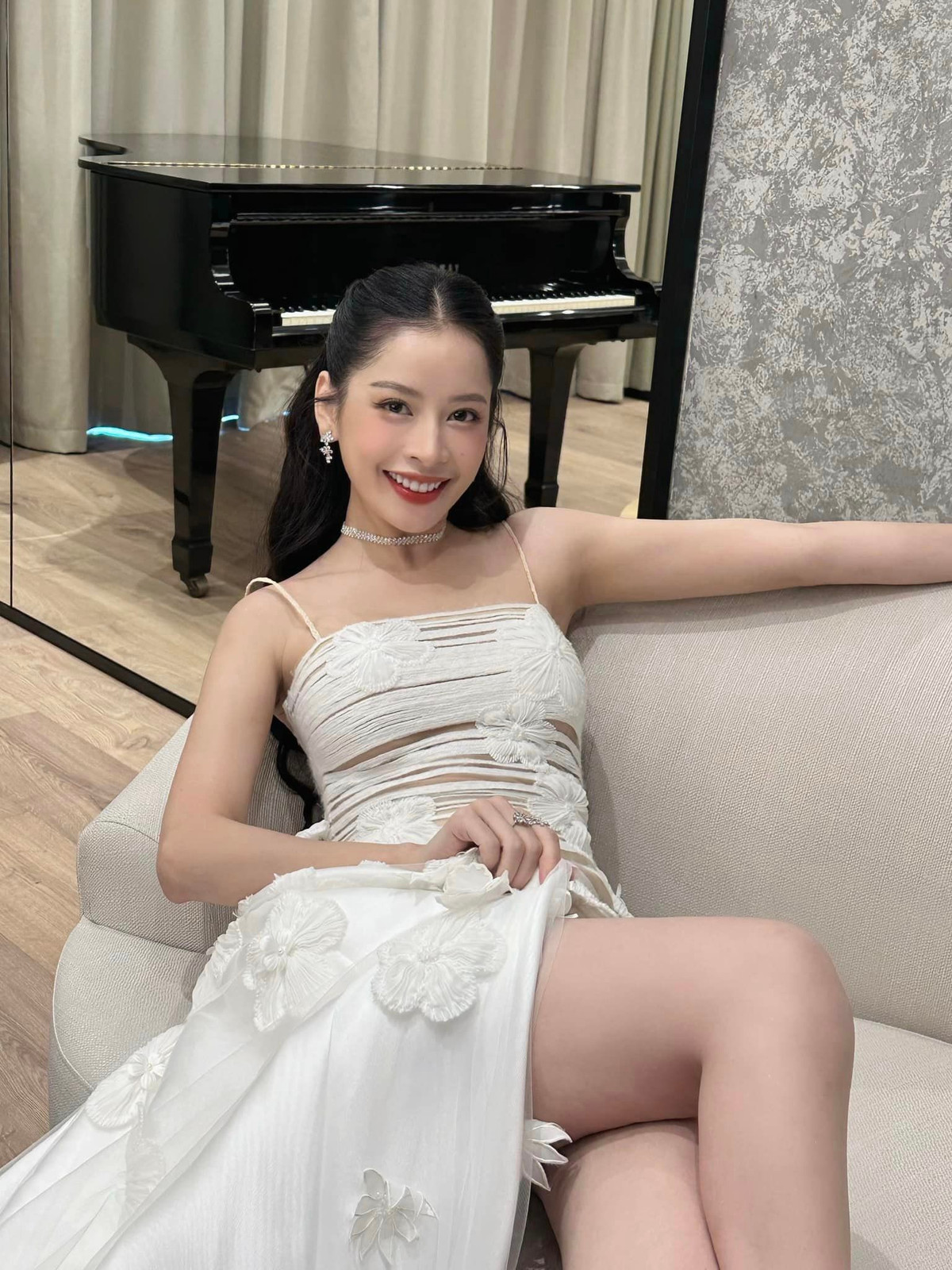 Chi Pu diện đầm trắng đẹp tinh khôi. Ảnh: FB Chi Pu