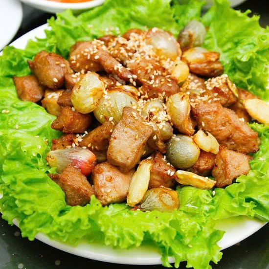 Đem thịt dê xào với tỏi mang đến món ăn giúp tăng cường sinh lực, bổ thận, tráng dương. Ảnh SK&amp;ĐS