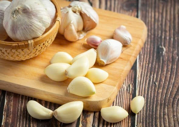 Tỏi giúp cơ thể sản sinh ra enzyme nitric oxide synthase để kích thích sự cương cứng của dương vật, nhờ đó kéo dài thời gian “yêu". Ảnh SK&amp;ĐS