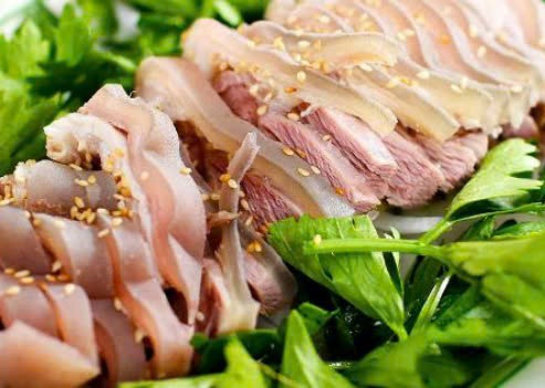  Thịt dê chứa hàm lượng sắt và chất đạm dồi dào, hai nhóm chất này giúp tăng lưu lượng máu đến dương vật để cải thiện tình trạng cương cứng, giúp vận hành “cuộc yêu” sung mãn hơn. Đồng thời, thịt dê còn bổ sung nhiều năng lượng cho cơ thể luôn khỏe mạnh, nâng cao độ sung mãn của các quý ông trong chuyện “giường chiếu”. Ảnh Internet