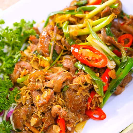 Thịt dê có thành phần dinh dưỡng cao lại chế biến được nhiều món ăn khác nhau tốt cho sức khỏe như: dê hầm ngũ vị, dê tái chanh, cà ri dê, dê trộn… Khi chế biến thịt dê, cần nấu chín kỹ vì thịt dê rất dễ nhiễm khuẩn gây bệnh. Ảnh Internet