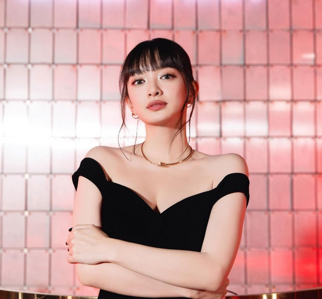 Cô thường xuyên diện những bộ cánh khoe khéo đường cong cơ thể nóng bỏng, đặc biệt là những thiết kế cut-out táo bạo. Ảnh: FBNV