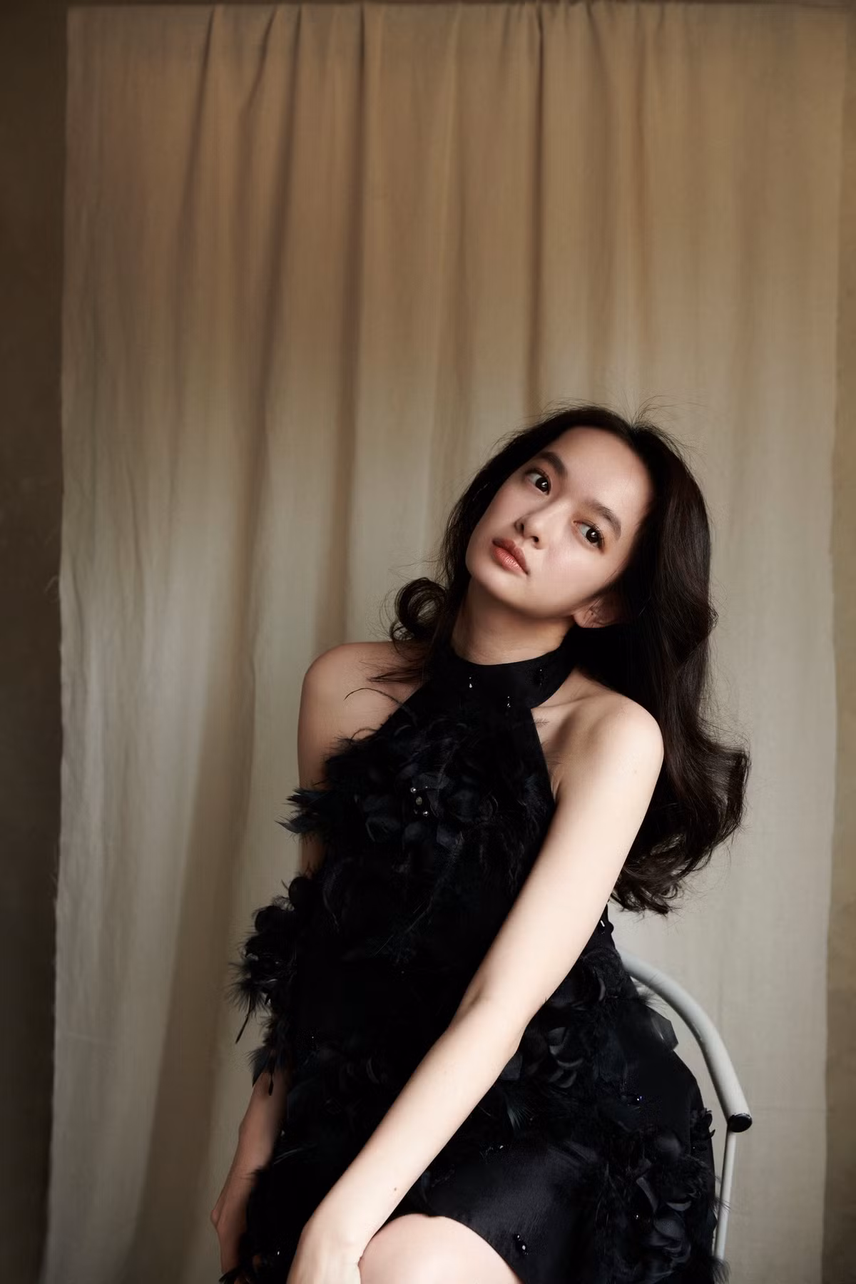 Bên cạnh những lời khen ngợi cho sự táo bạo và quyến rũ, Kaity Nguyễn cũng nhận phải một số ý kiến trái chiều. Ảnh: FBNV